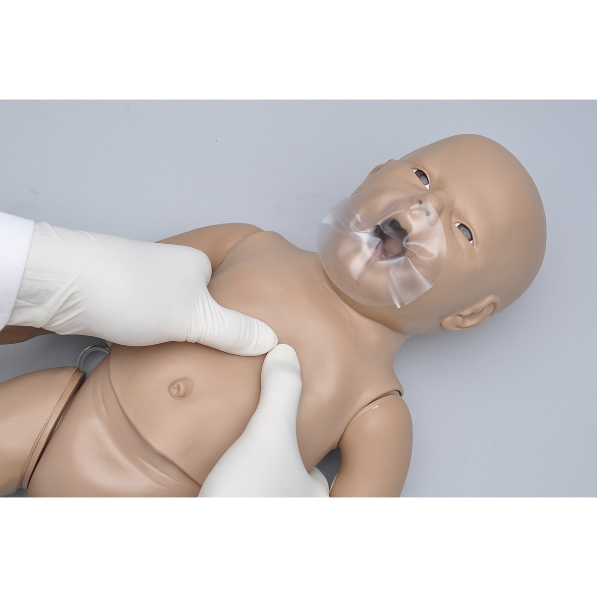 Susie Simon® S104 – Simulador Neonatal de RCP con OMNI® Código: GM104 - Imagen 3